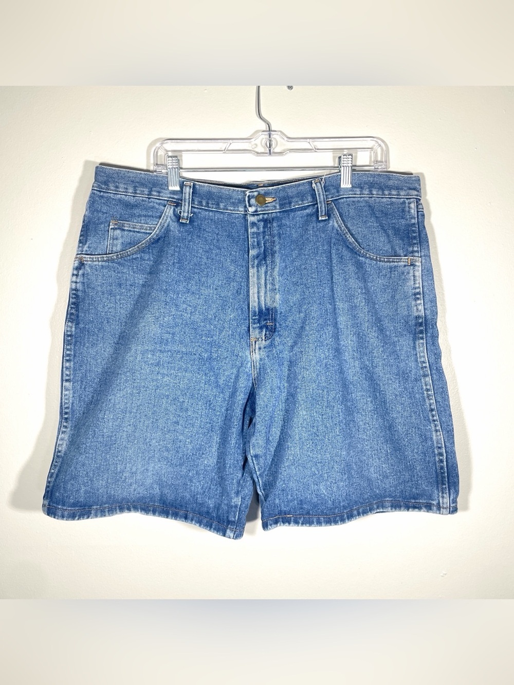 Wrangler Authentic Jeans Men’s Size 38 Relaxed Fit Denim Shorts Medium Wash